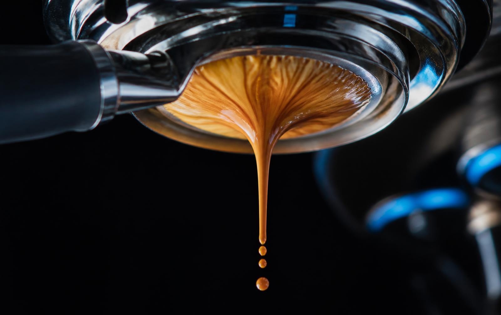 Espresso extraction with thick golden crema